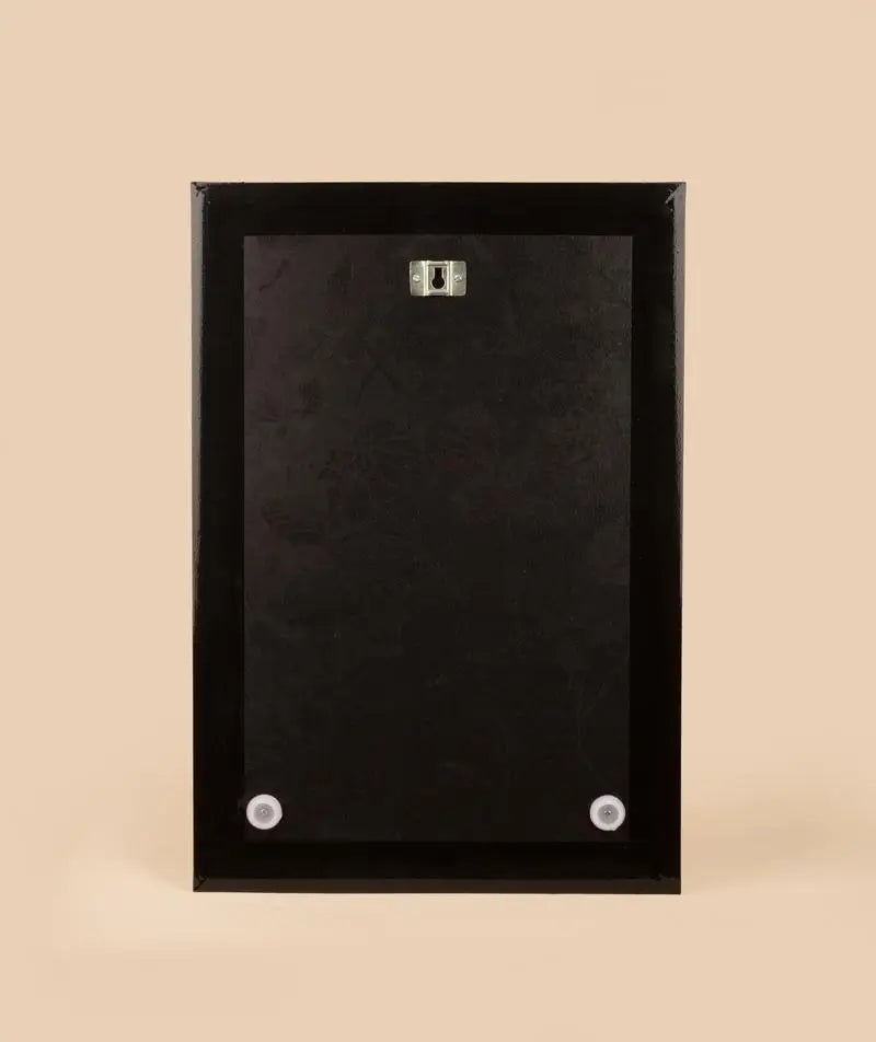 Linga Bhairavi 含框黑色照片 - 檀木(12 x 18)